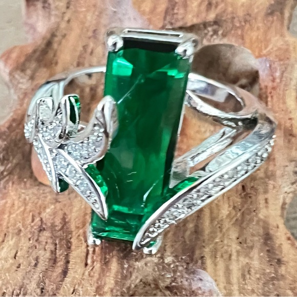 Green Emerald Cut Stone Zircon Silver Ring Size 9 - Picture 1 of 7
